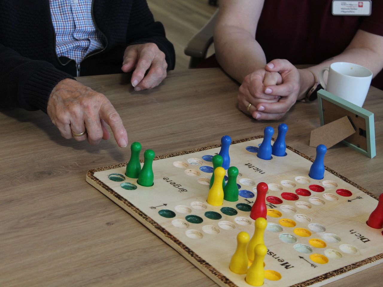 Brettspiel um das Personen sitzen.
