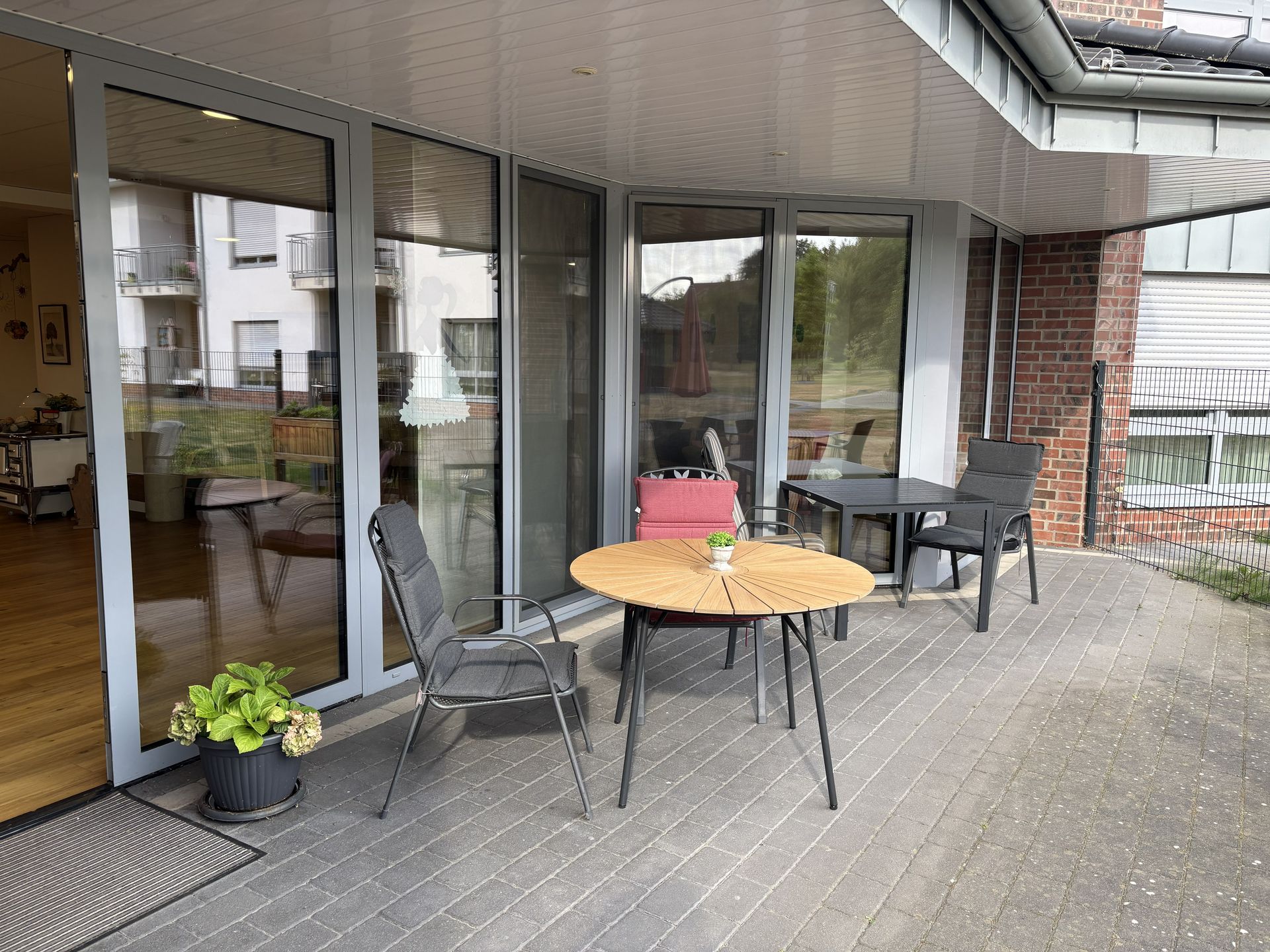 Terrasse mit Tischen und Stühlen