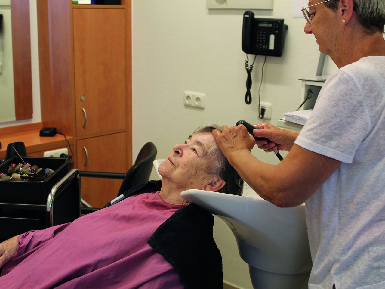 Friseur wäscht Haare 