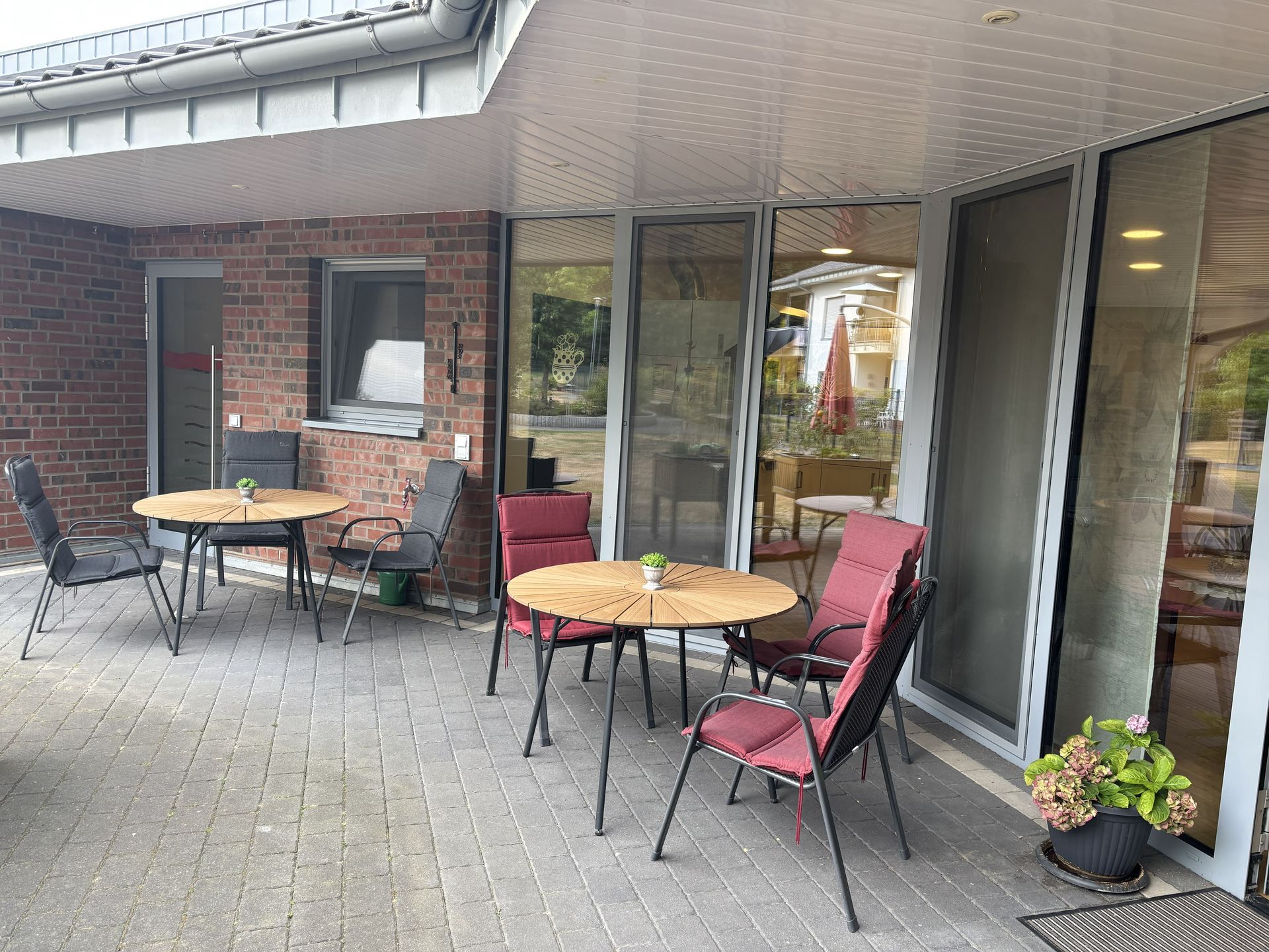 Terrasse mit Tischen und Stühlen
