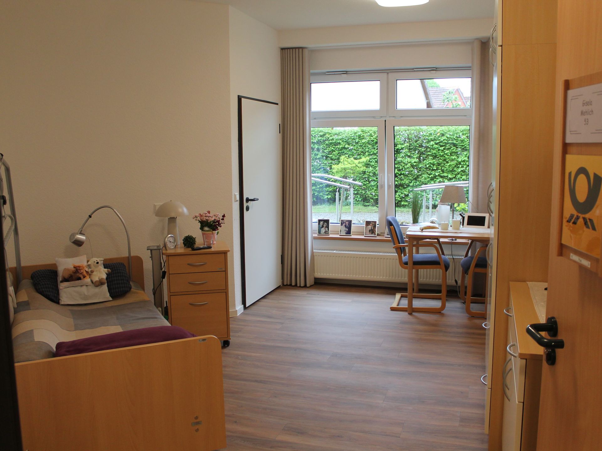 Bewohnerzimmer mit Stuhl und Schränken