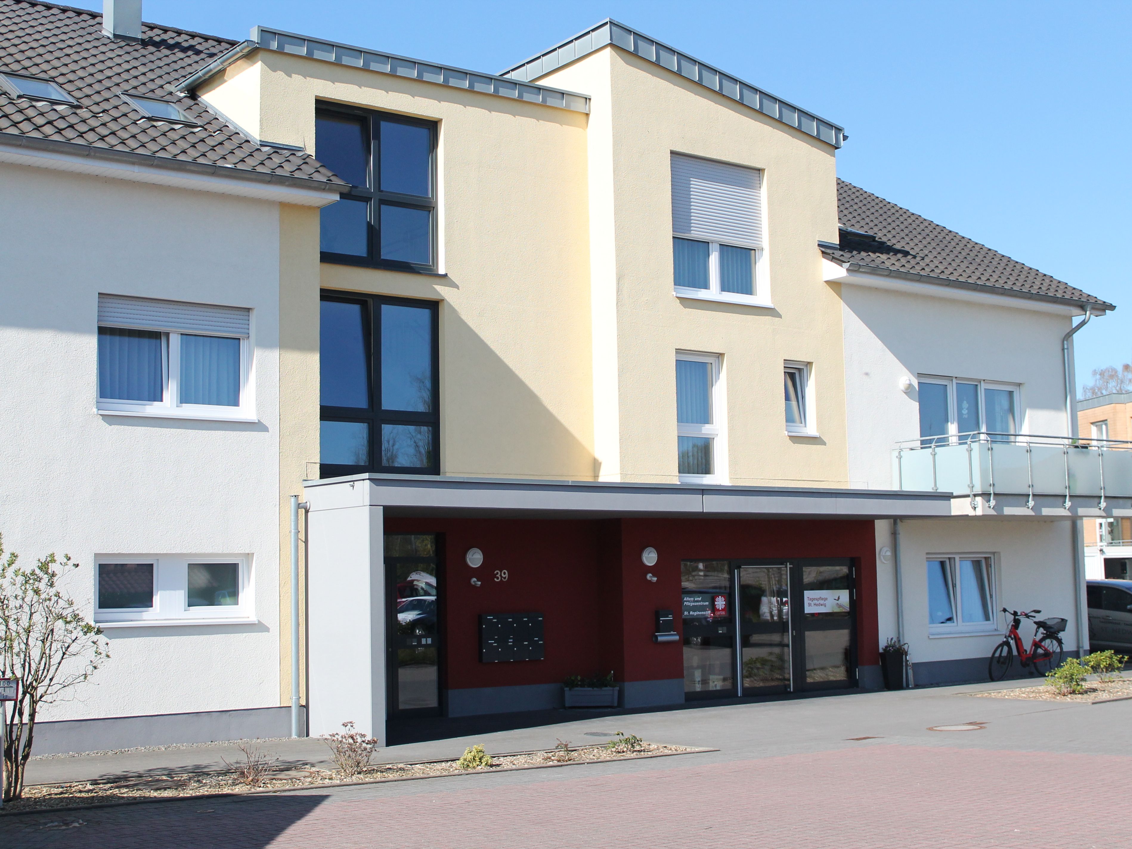 Außenansicht des Gebäudes. Putzbau. Eingangsbereich.