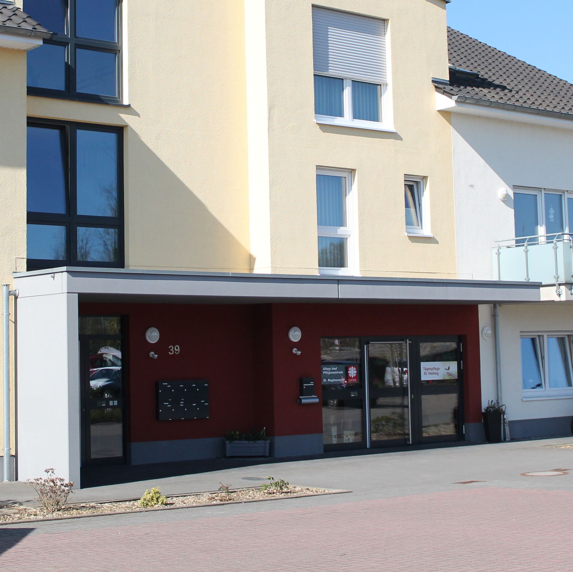 Außenansicht des Gebäudes. Putzbau. Eingangsbereich.