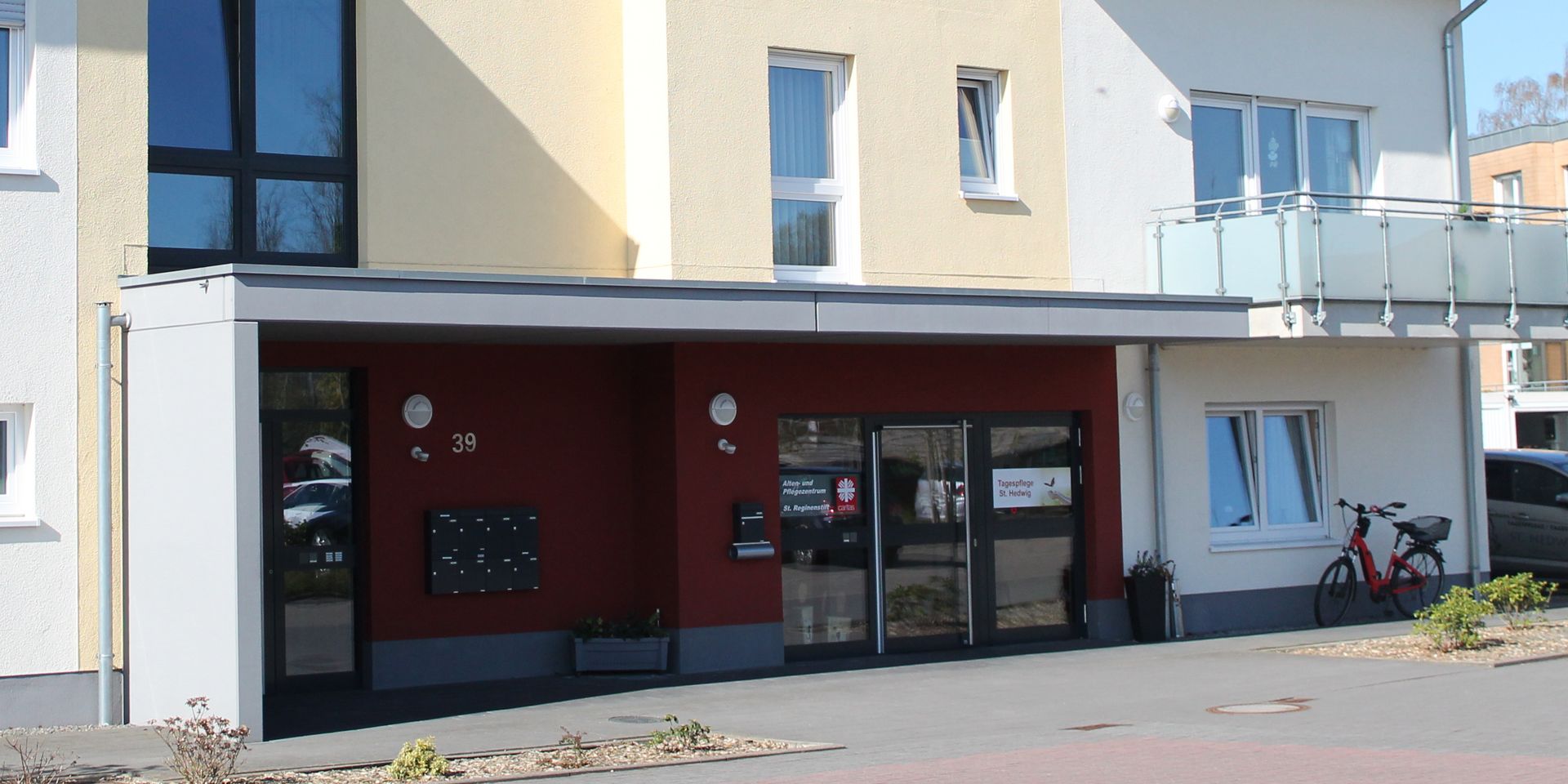 Außenansicht des Gebäudes. Putzbau. Eingangsbereich.
