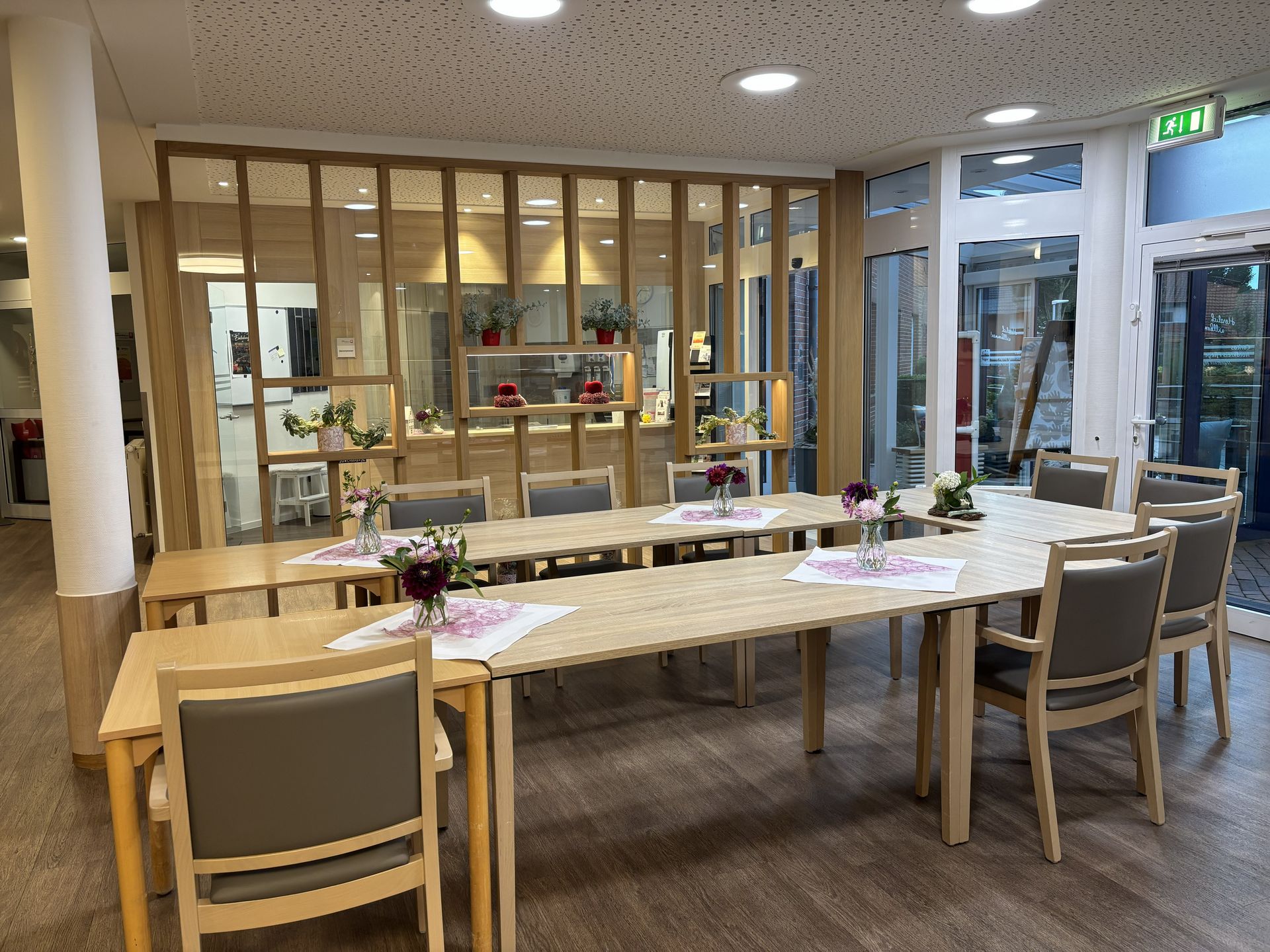 Wohnbereich mit Tischen und Stühlen