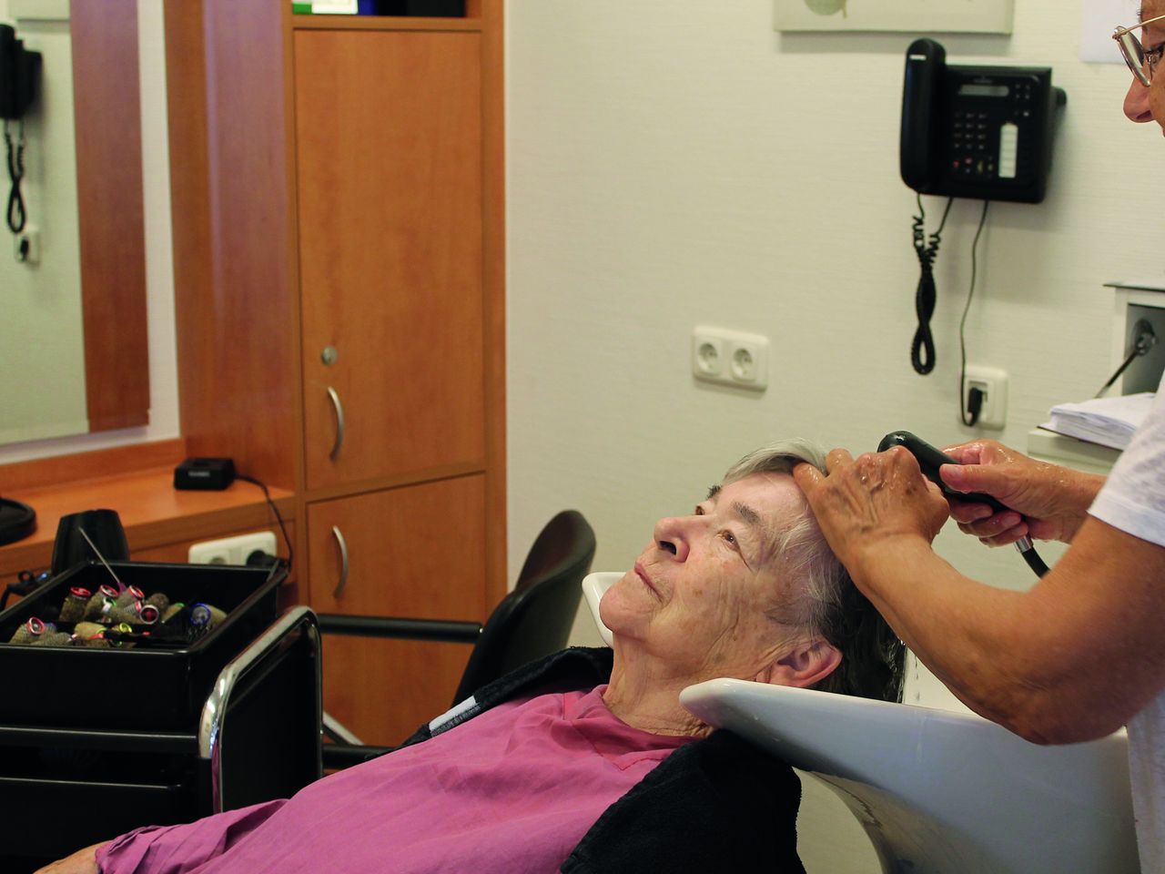 Dame bekommt die Haare im Friseursalon gewaschen