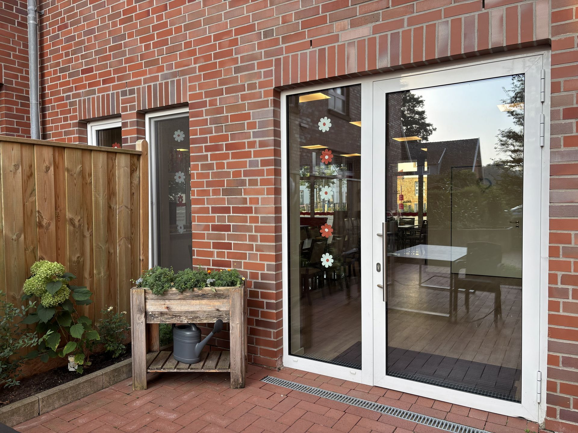 Terrasse mit großer Glastür