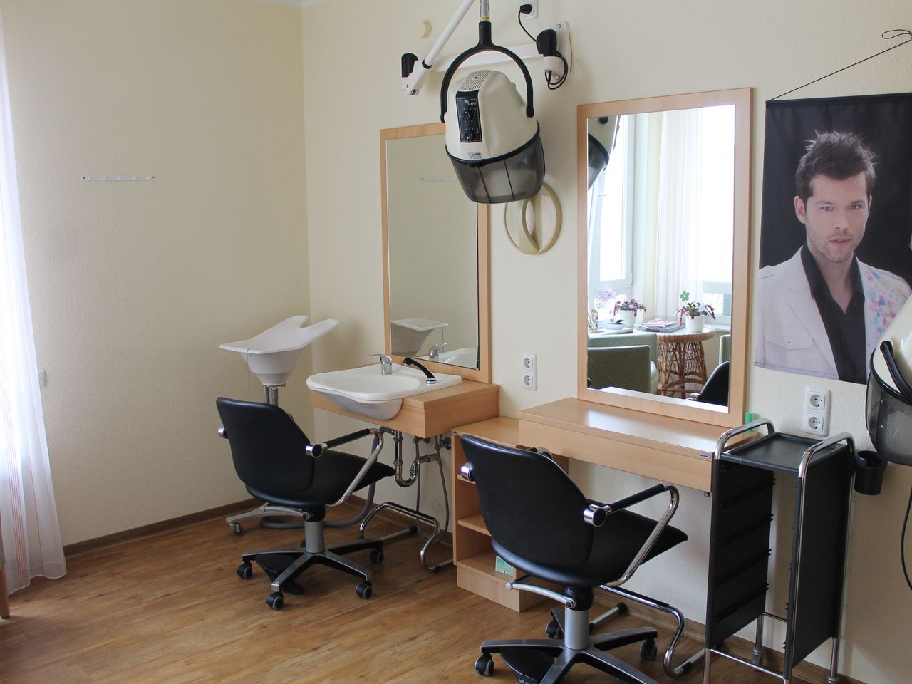 Friseursalon mit Stühlen, Tischen und Spiegeln