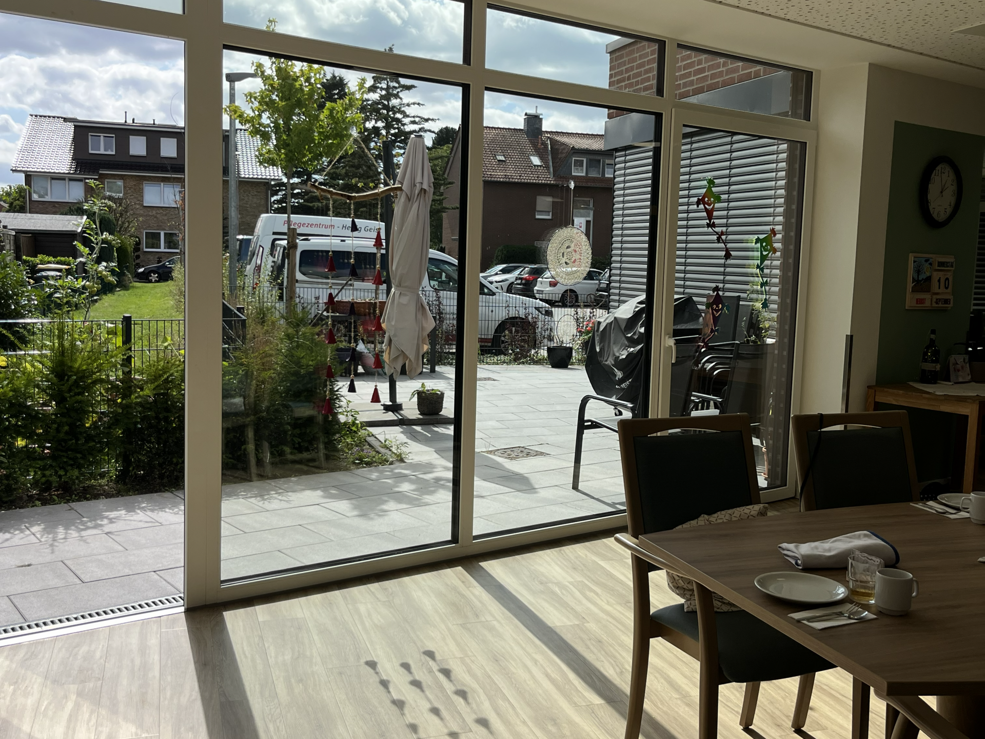 Fensterfront Sonne scheint rein 