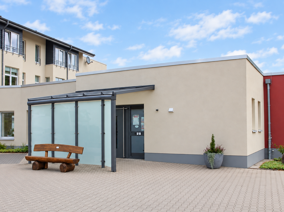 Einrichtungsbild der Tagespflege in Neuenkirchen. Ein großes Gebäude.