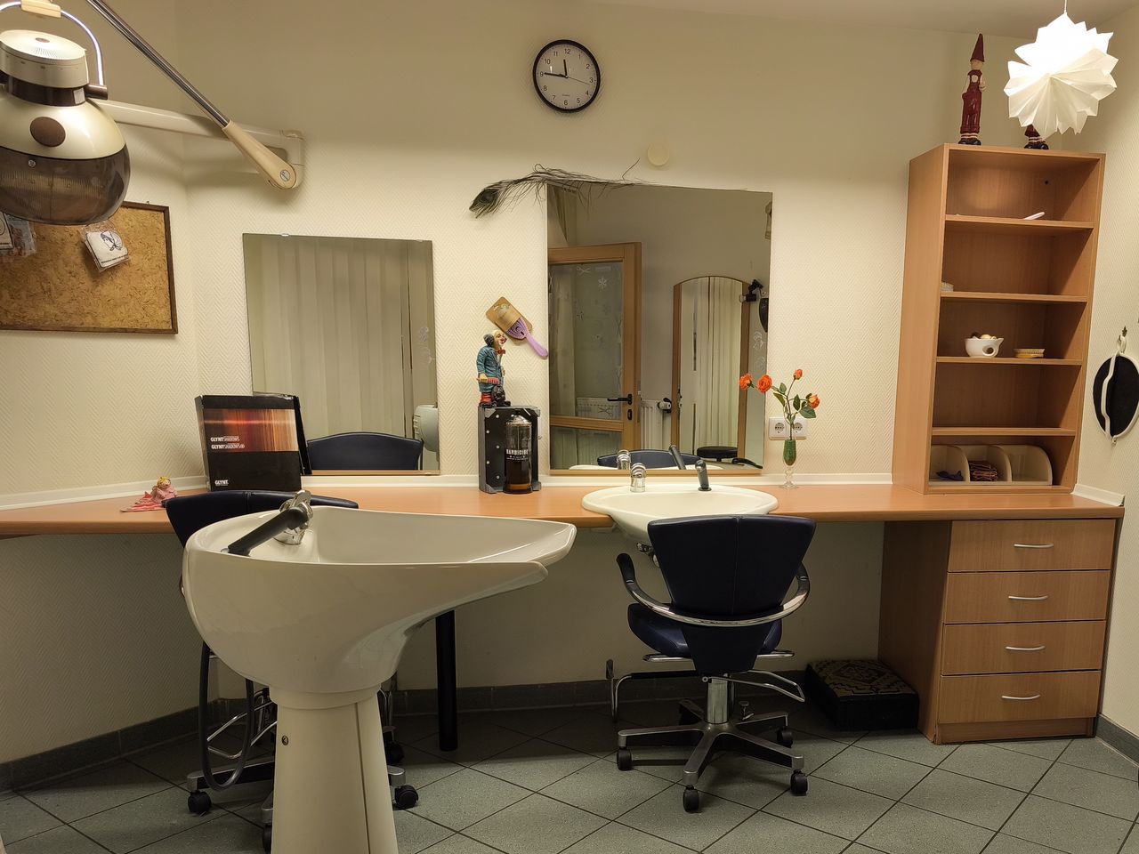 Raum mit Spiegeln und Stühlen. Friseursalon