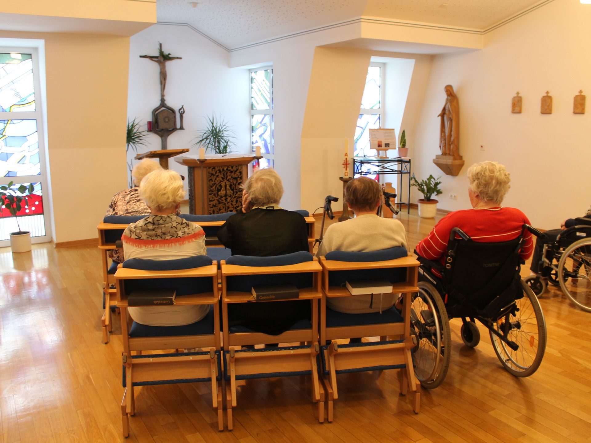 Kapelle mit Bewohnenden 