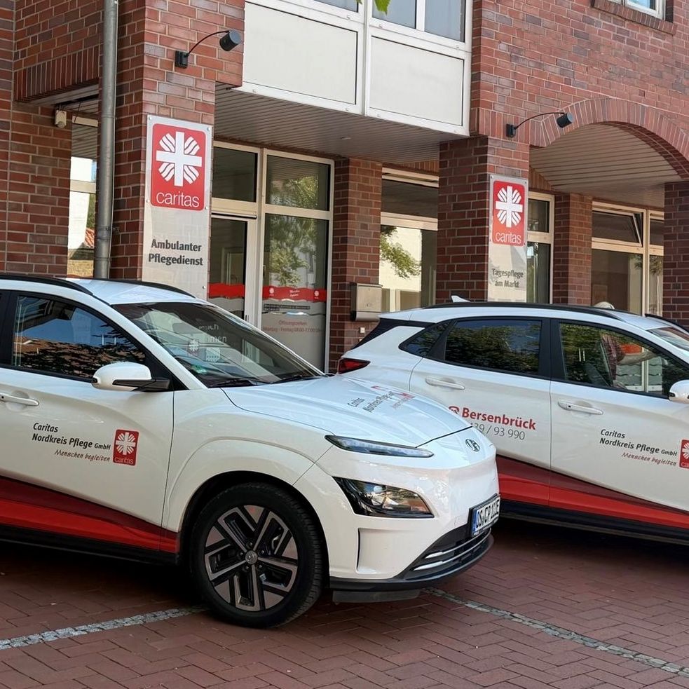 Autos des Pflegedienst vor der Tagespflege in Bersenbrück