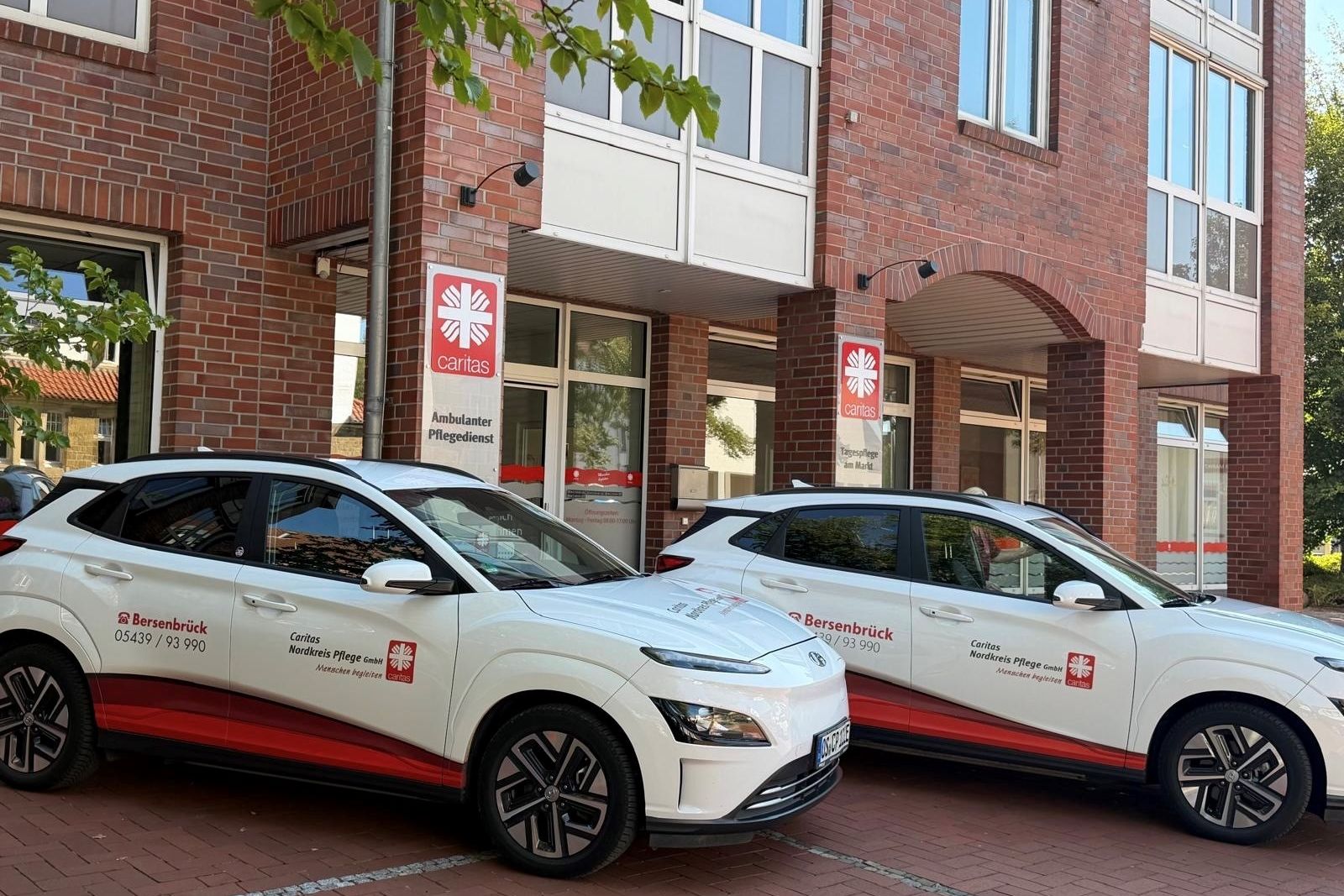 Autos des Pflegedienst vor der Tagespflege in Bersenbrück