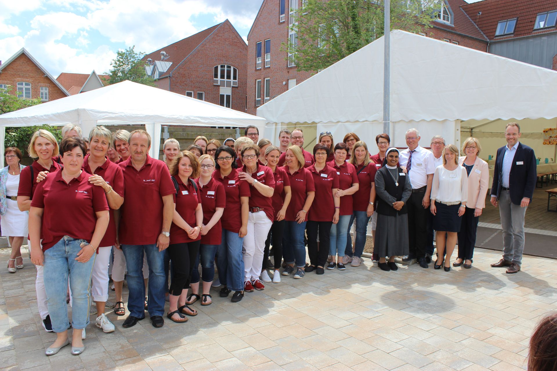 Gruppenfoto. Im Hintergrund stehen Zelte.