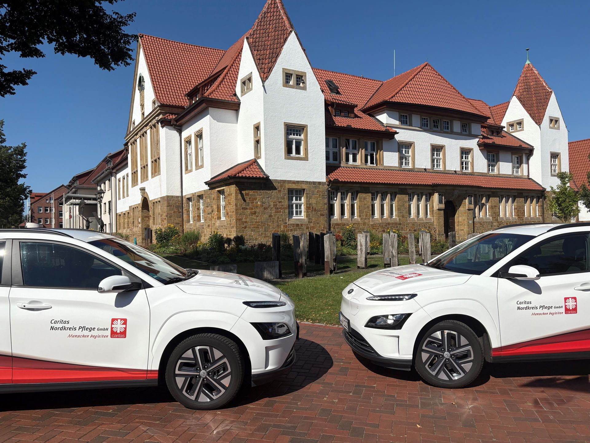 Autos des Pflegedienst vor dem Bersenbrücker Rathaus 