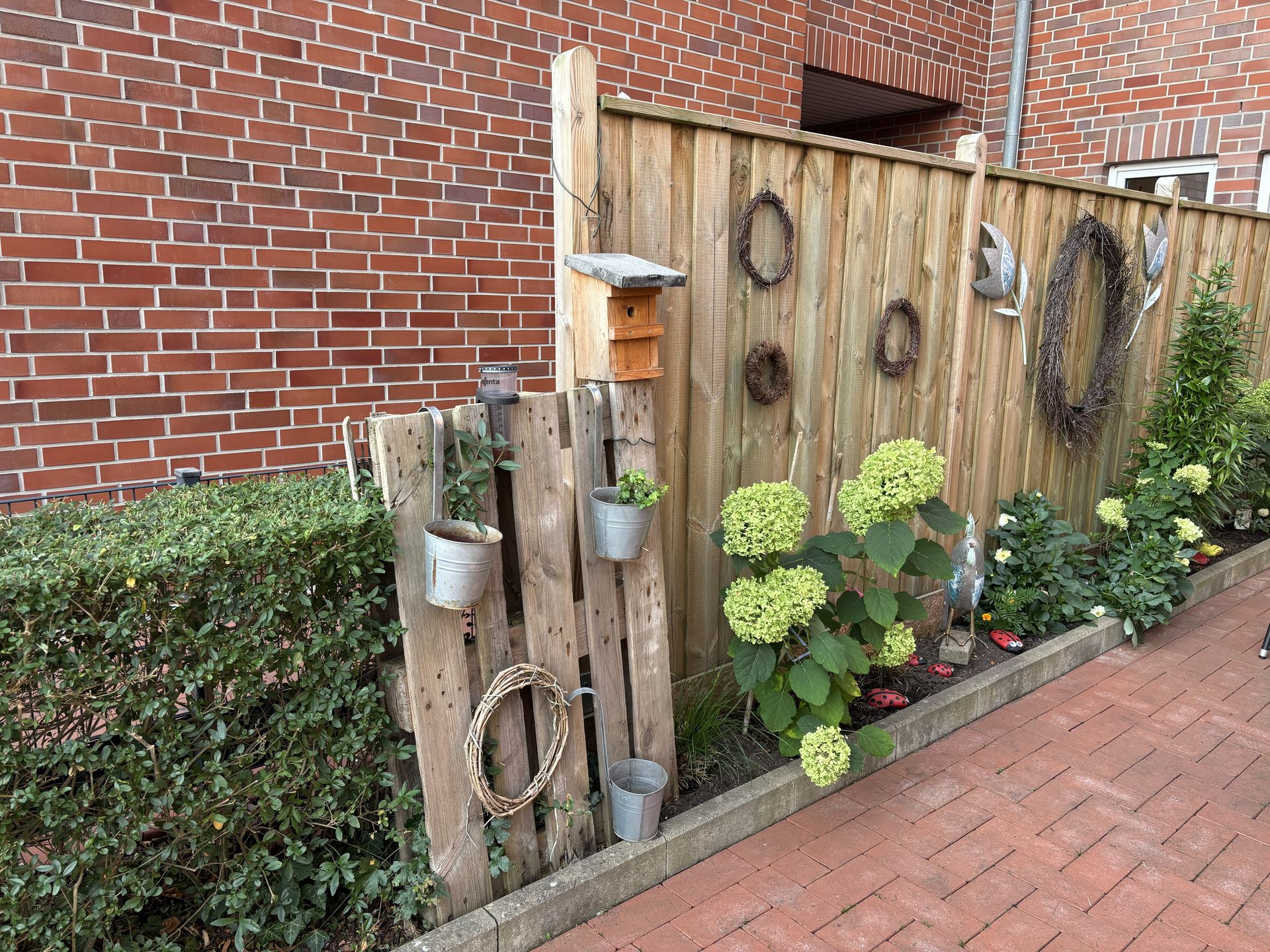 Terrasse Tagespflege mit Beet