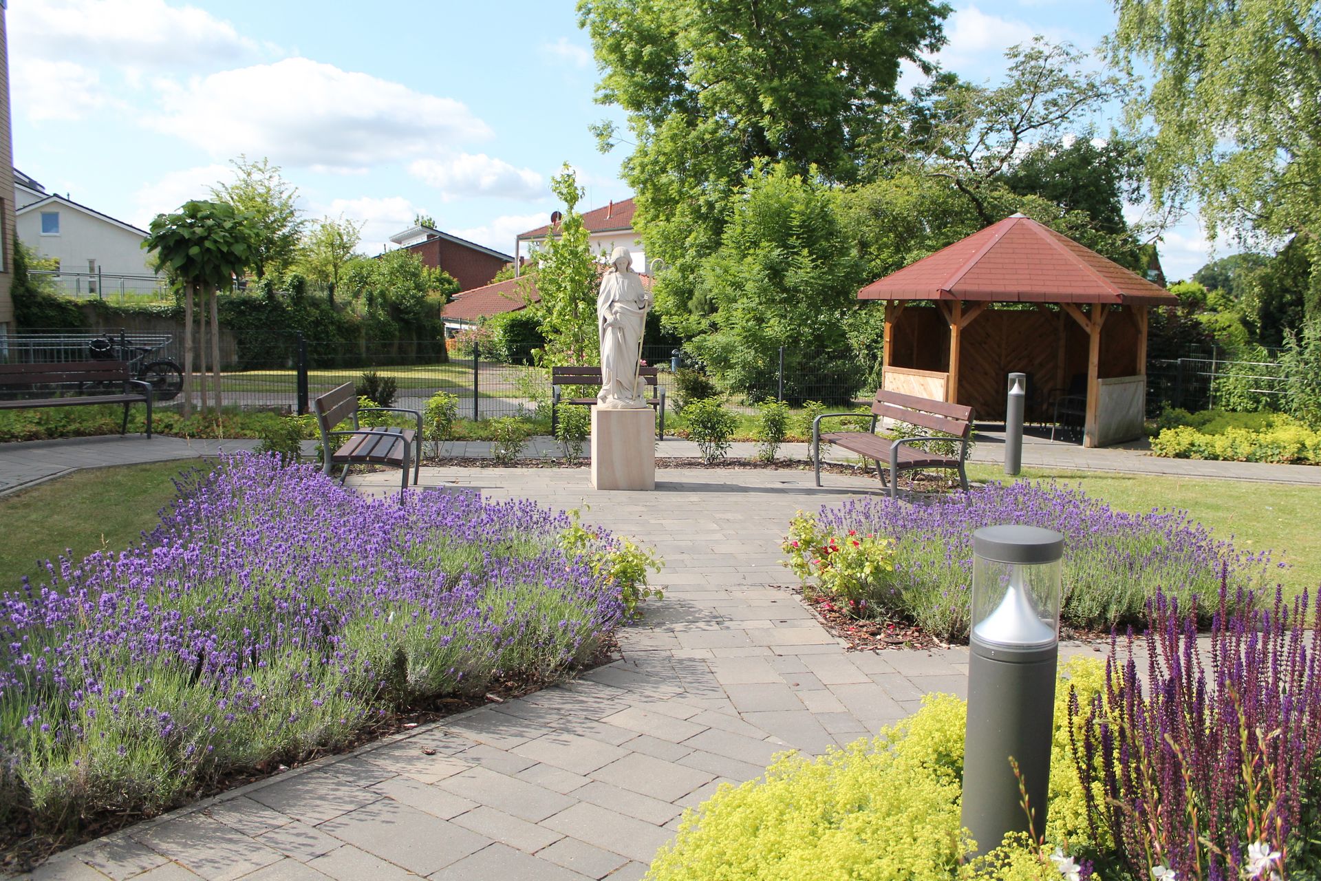 Schön grüner Garten mit Weg. Im Hintergrund die Heilige St. Regina.