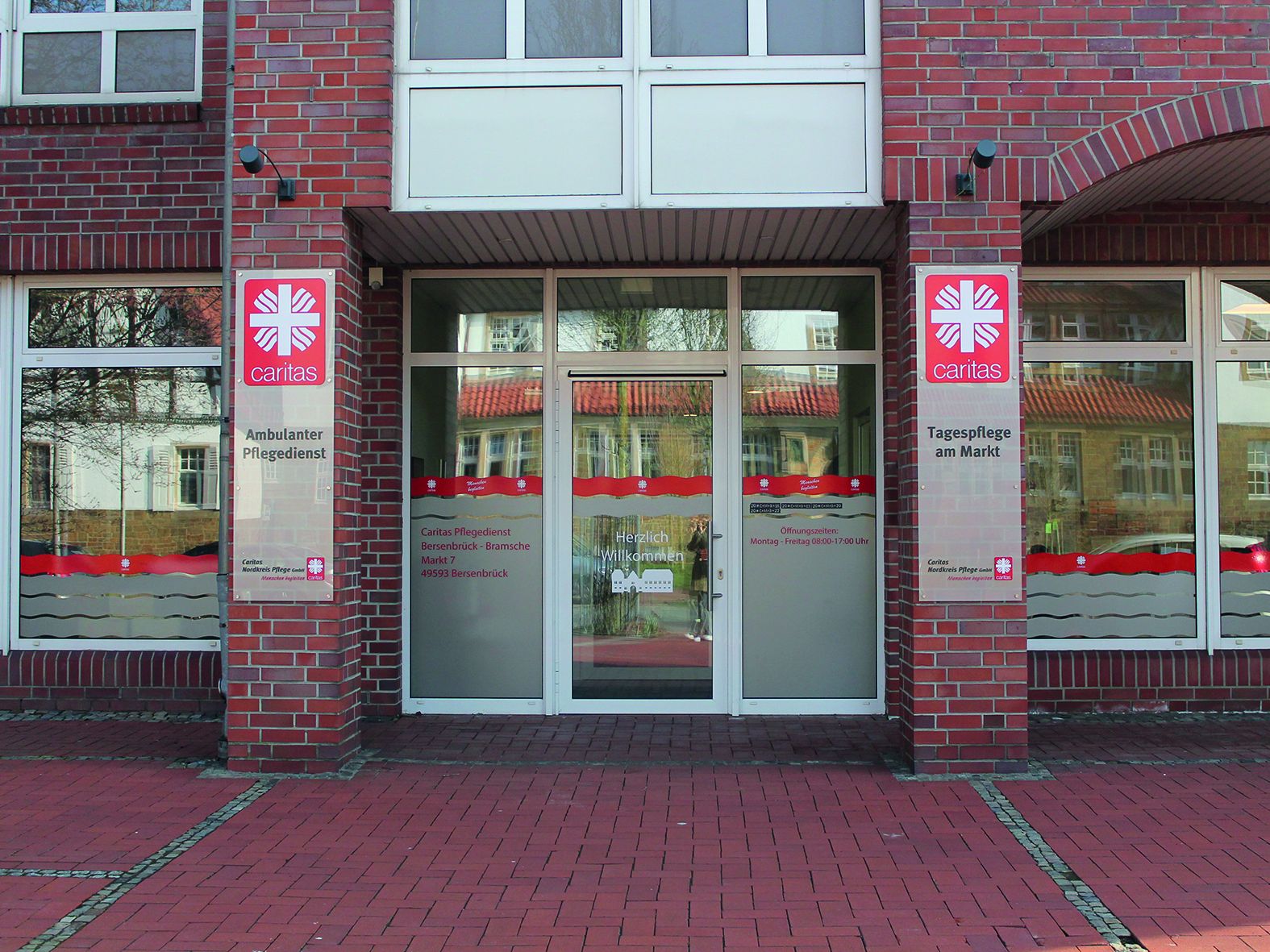 Einrichtungsbild der Tagespflege in Bersenbrück. Rotes Steingebäude
