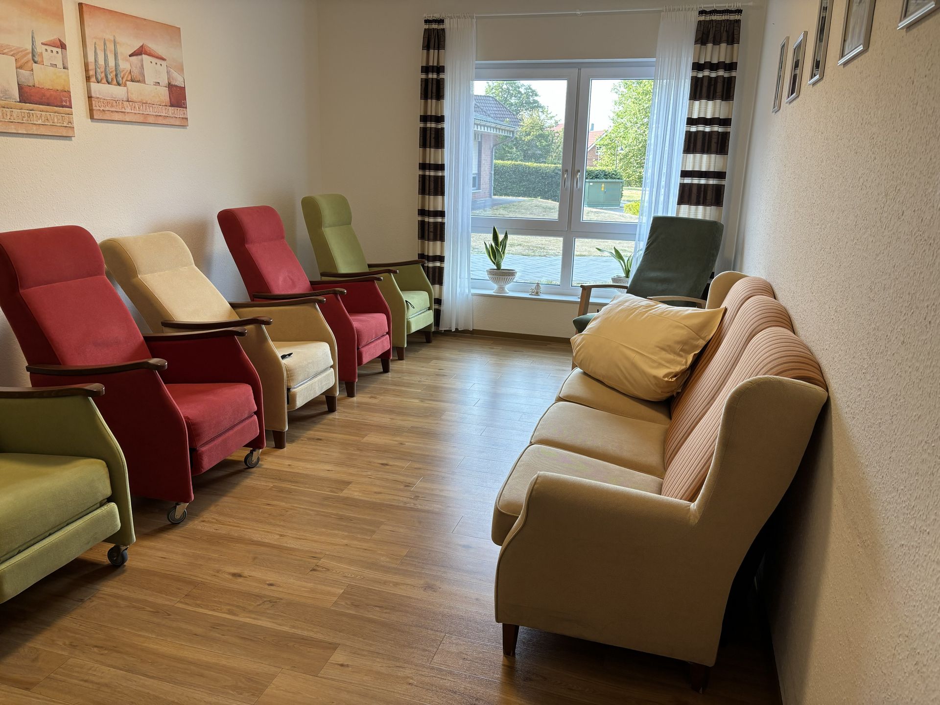 Ruheraum mit Sesseln und Sofa
