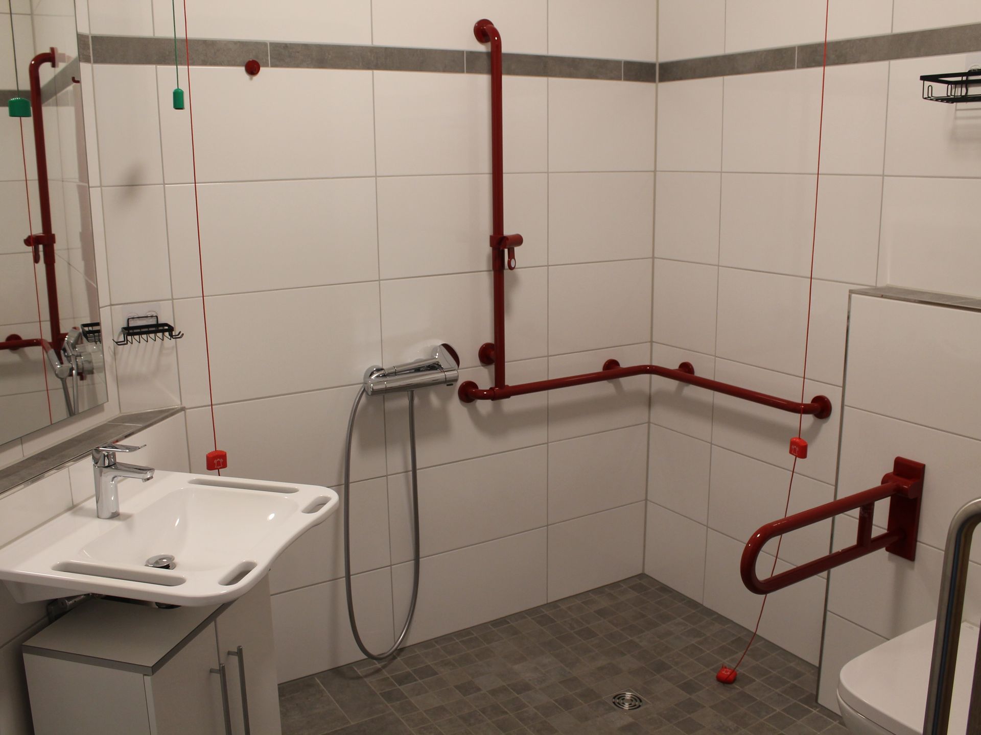 Blick in ein Badezimmer vom Zimmer