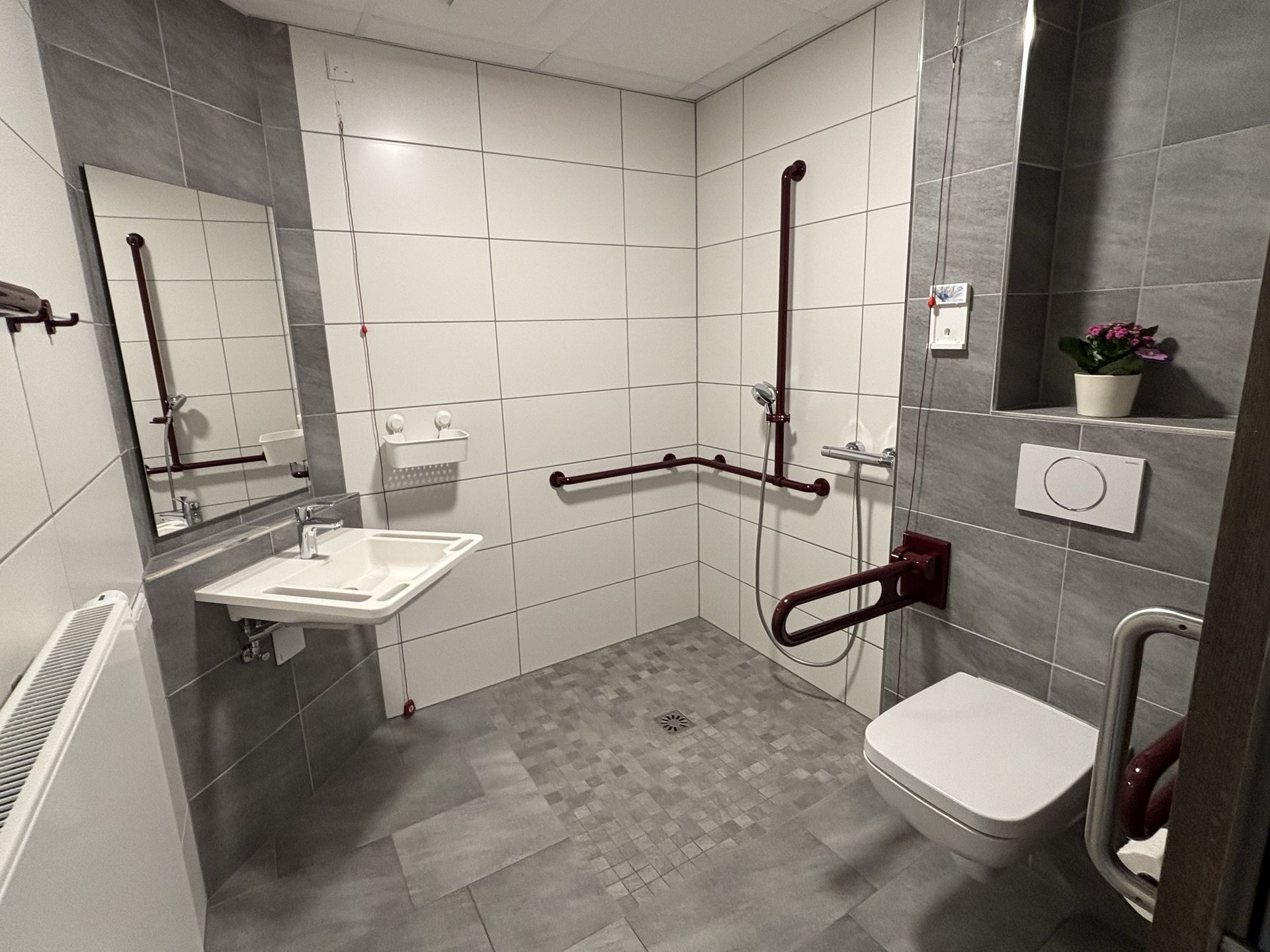 Pflegebad vom Bewohnerzimmer im Weitwinkel fotografiert