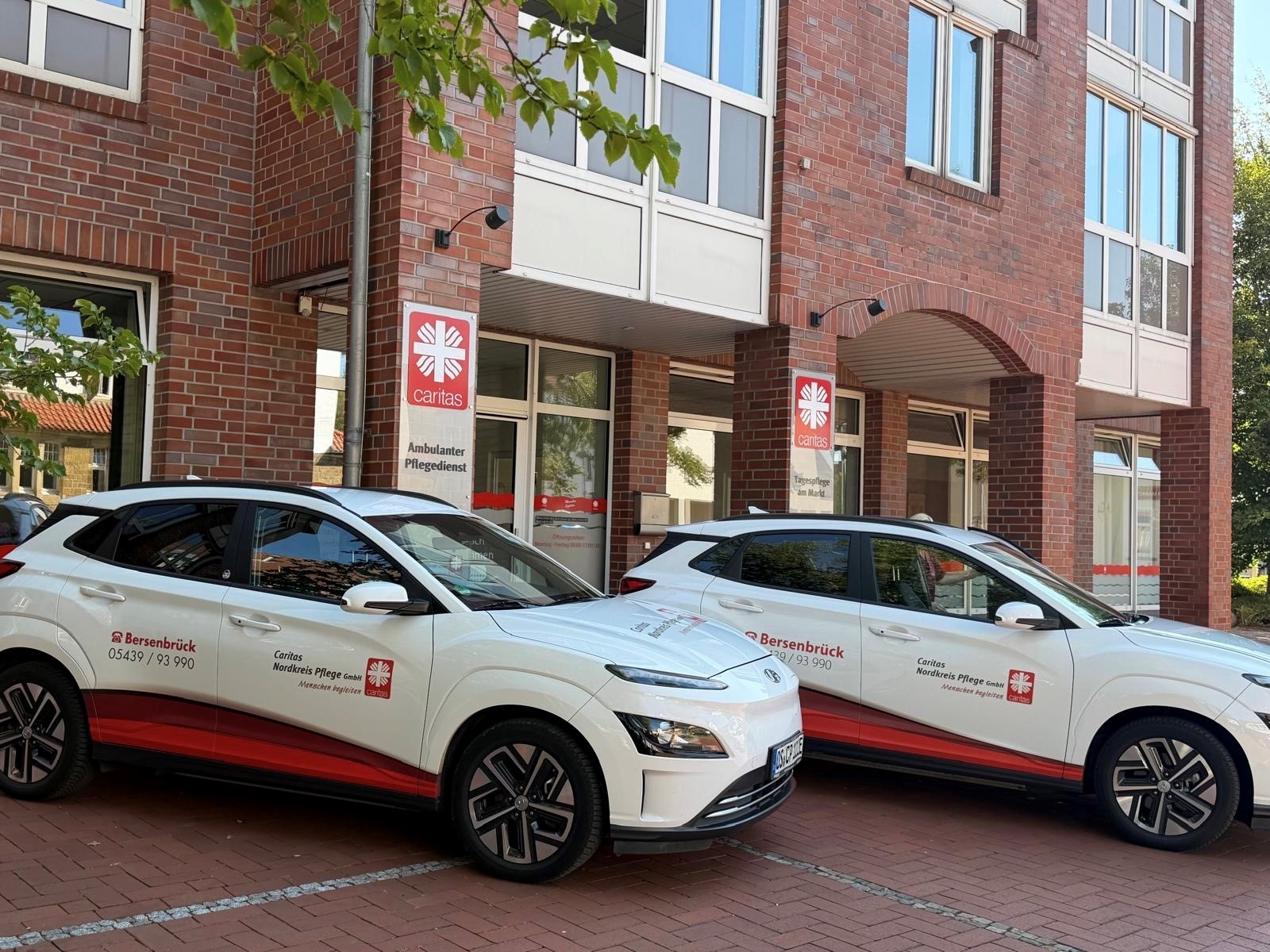 Autos des Pflegedienst vor der Tagespflege in Bersenbrück